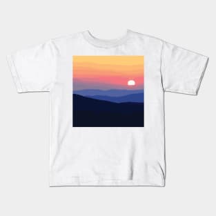 Sunset by the mountains I Landscape Kids T-Shirt